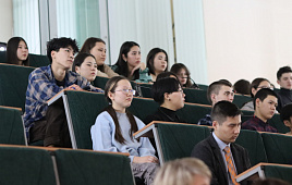 Министр здравоохранения Республики Алтай Валерий Елыкомов принял участие во встрече со старшеклассниками Горно-Алтайска