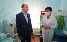 Олег Хорохордин посетил ФАП в селе Верх-Уймон